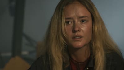 Felicia Maxime  i närbild med rufsigt hår och skrämd blick.
