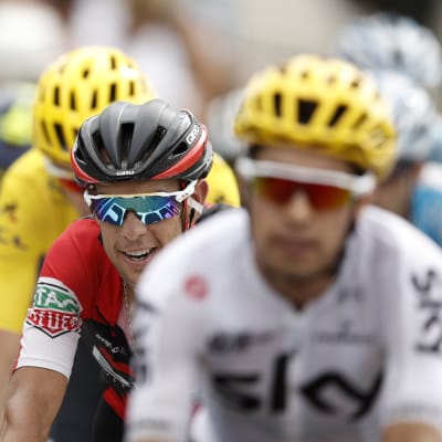 Richie Porte på cykel i röd tröja.
