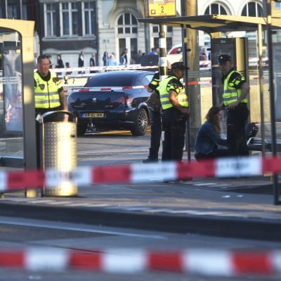 Flera fotgängare skadades då de blev påkörda av en bil vid centralstationen i Amsterdam den 10 juni 2017.