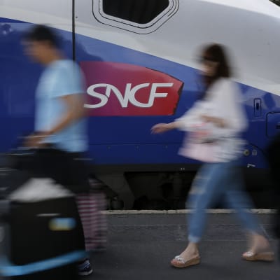 Tågpassagerare på Gare de Lyon i Paris