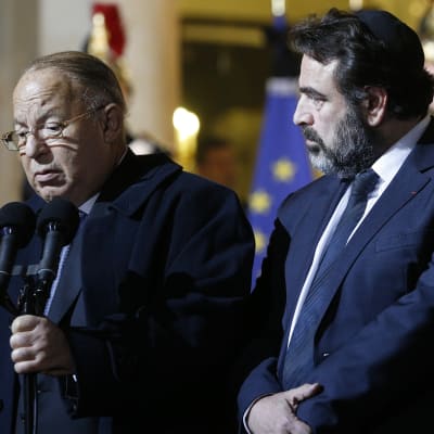 Dalil Boubaker (t.v.) vid stora moskén i Paris uttalar sig efter ett möte mellan franska religiösa ledare och president François Hollande den 7 januari efter attacken mot Charlie Hebdo.