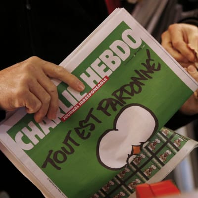 Det första exemplaret av satirtidningen Charlie Hebdo har kommit till fösäljning
