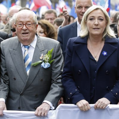 Far och dotter Le Pen på Nationella Frontens förstamajparad i Paris 2014.