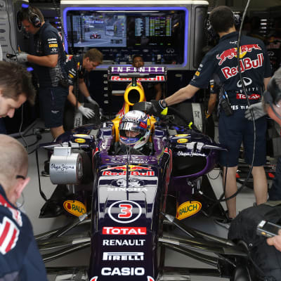 Mekanikerna arbetar med Daniel Ricciardos Red Bull-bil.