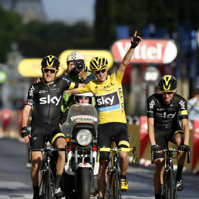 Chris Froome firar totalsegern av Tour de France 2015 tillsammans med stallkamrater.