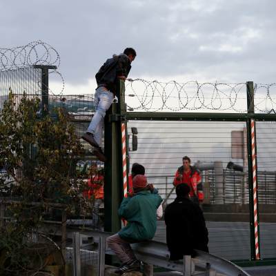 Flyktingar försöker ta sig till Storbritannien via kanaltunneln.  Calais, Frankrike.