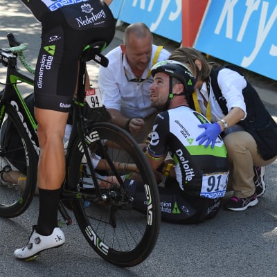 Mark Cavendish sitter på marken i Tour de France.