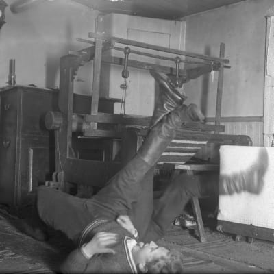 Två män leker "bryta stubbar". Bilden är tagen 1935 i Bromarf, Rilaks.