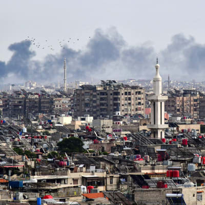 Rök svävar efter Israels attack mot flygplatsen i Damaskus.