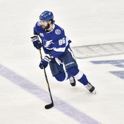 Niktia Kutjerov på isen för sin klubb Tampa Bay.