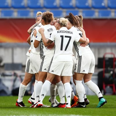 Tysklands damer firar ett mål vid EM-slutspelet 2017.
