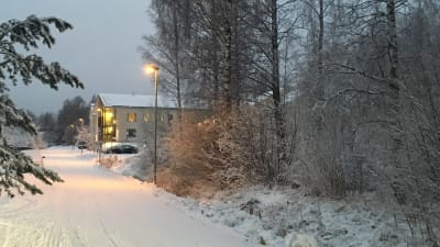 Tomten där Sievitalo har tänkt bygga ett äldreboende i Ingå. I bakgrunden skymtar serviceboendet Lönneberga.