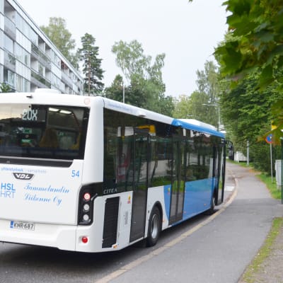 Buss 20X vid ändhållplatsen på Enåsvägen