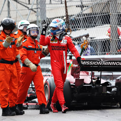 Seinään ajanut Charles Leclerc nousseena autostaan Monacon aika-ajoissa. Leclercin ympärillä parveilee ratavirkailijoita.