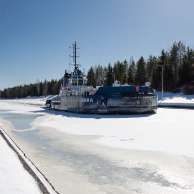 Calypso -hinaajan keulaan kiinnitetty jäätämurtava irtokeula Saimaan kanavassa murtamassa jäätä 22.3.2021