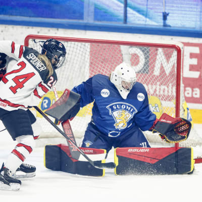 Kanadalaishyökkääjä Natalie Spooner yrittää ohittaa Suomen maalivahdin Eveliina Mäkisen.