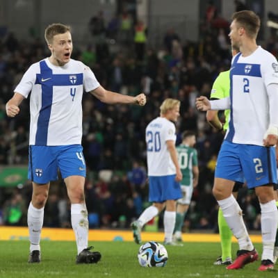 Rasmus Schüller, Robert Ivanov och Leo Väisänen firar segern mot Nordirland.