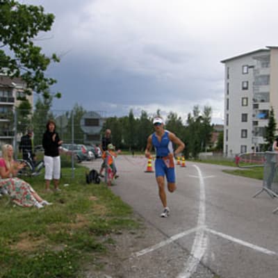 Täysmatkojen Triathlonkisa päättyy 42,2 kilometrin mittaiseen marathoniin.