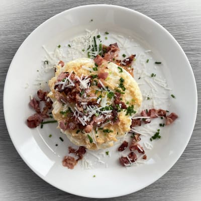 Bacon och omelett på en vit talrik.