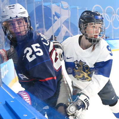 Nelli Laitinen naisten jääkiekon olympiaturnauksen välierässä Yhdysvaltoja vastaan