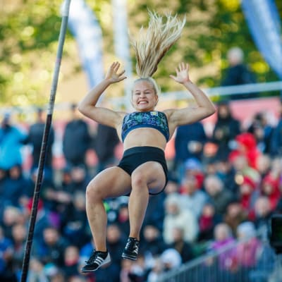 Saga Andersson hoppar stav i PNG 2018.