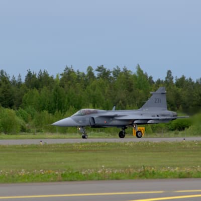 JAS 39 Gripen med vingnummer 231 startar för sitt uppvisningsnummer i samband med Turku international Airshow 2015