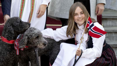 Prinsessan Ingrid Alexandra och de kungliga hundarna Muffins Kråkebolle och Milly Kakao firar 17 maj.