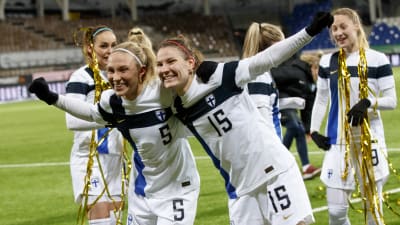 Emma Koivisto och Natalia Kuikka firar Finlands EM-plats.