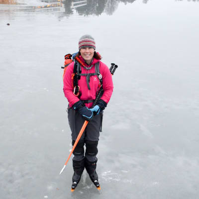 Eva-Lotta Backman Wingqvist står på en grå våt is med stavar i näven och långfärdsskridskor på