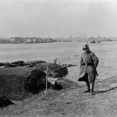 Tysk vakt på Sveaborg vid vattnet 1918