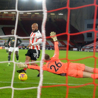 David McGoldrick ger Sheffield United ledningen efter en målvaktstabbe av Dean Henderson.