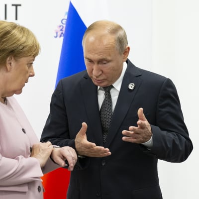 Saksan liittokansleri Angela Merkel ja Venäjän presidentti Vladimir Putin Osakan G20-huippukokouksessa viime kesäkuussa.