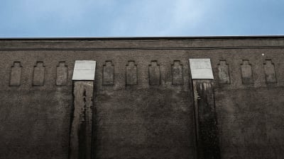 Riihimäkis fängelsemur och himlen.