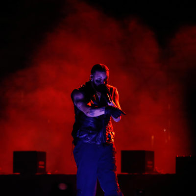 Rap-artisti Drake lavalla, taustalla punaista valoa.