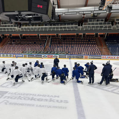 Pikkuleijonien joukkue kokoontuneena valmentaja Marko Kauppisen eteen Hämeenlinnan jäähallin jäällä.
