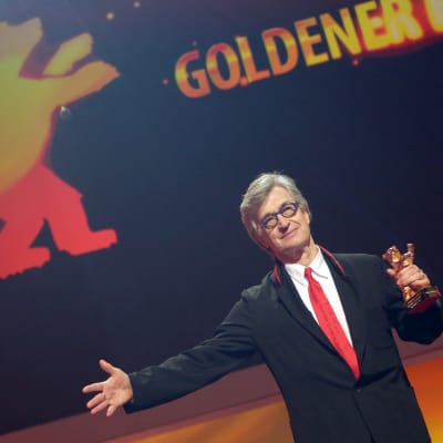 Wim Wenders under galaföreställningen till hans ära under Berlinale-festivalen.