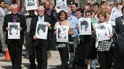 Demonstration för rättvisa 2010. John Kelly är en av männen längst fram.  