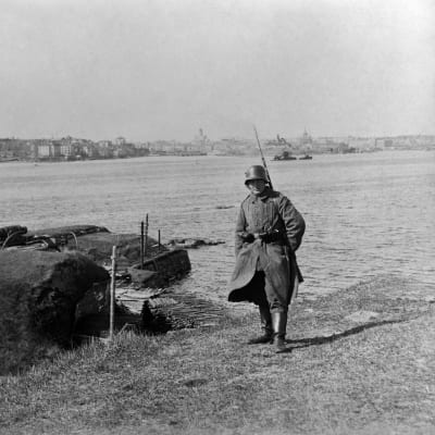 Tysk vakt på Sveaborg vid vattnet 1918