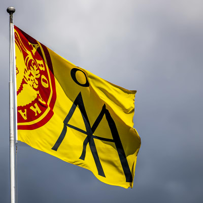 En gul flagga med Åbo Akademis logo.
