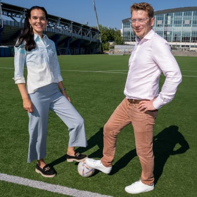 Anu Abaud ja Sammeli Sammalkorpi Töölön jalkapallostadionin vierellä.