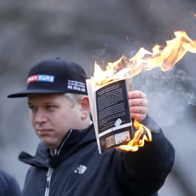Rasmus Paludan bränner koranen.