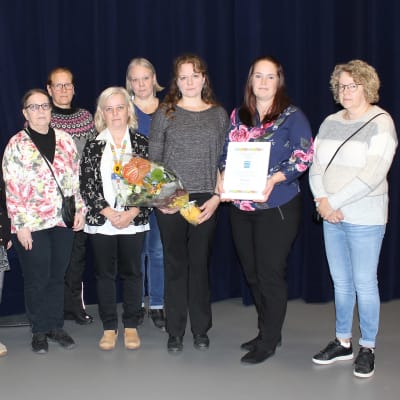 Åtta kvinnor från Olohuonekerho, som hör till den finska församlingen i Sjundeå har fått pris. Meeri Holmberg, Tuula Heinänen, Tiinia Miininen, Kati Wasenius, Anne-Mari Nieminen, Matleena Suolaniemi, Hanna-Mari Kallio och Nina Törrönen.