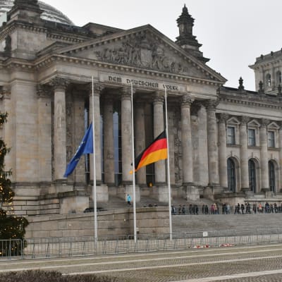 Flaggor på halvstång utanför riksdagen i Berlin.