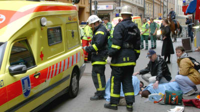 Några av de skadade i Gamla stan i Stockholm efter att en bilist den 31 maj 2003 kört rätt in i folkhopen. 