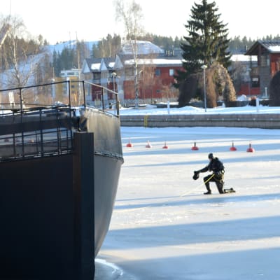 Dykare på Borgå ås is.