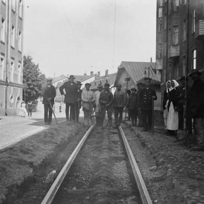 Arbetare bygger spårväg på Fabriksgatan 1920.