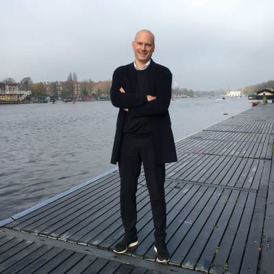 Bart Drenth vid kajen till roddcentret i Nederländerna. Han är en lång man i medelåldern. 