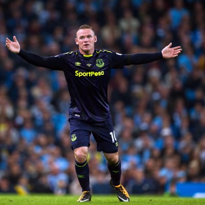 Wayne Rooney gestikulerar med båda händerna.