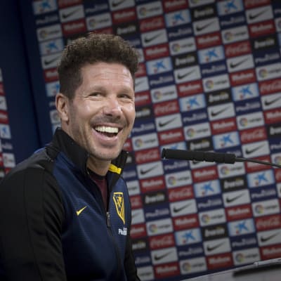 Diego Simeone skrattar.