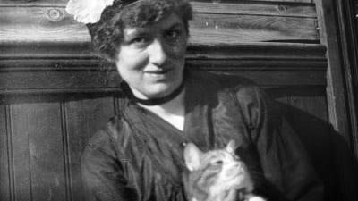 Författaren Edith Södergran med katt, 1910-20.